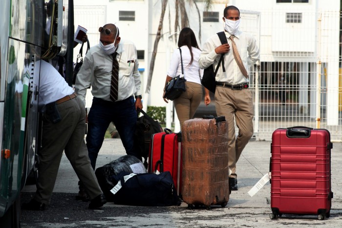 Veracruz, Ver.- Veracruz, Ver.- Médicos cubanos descienden de la unidad de transporte, tomaron su equipaje y se introdujeron al hospital emergente que se habilitó en el Centro de Raqueta para atender a pacientes con COVID-19. Foto: Victor Yañez/ Avc Noticias